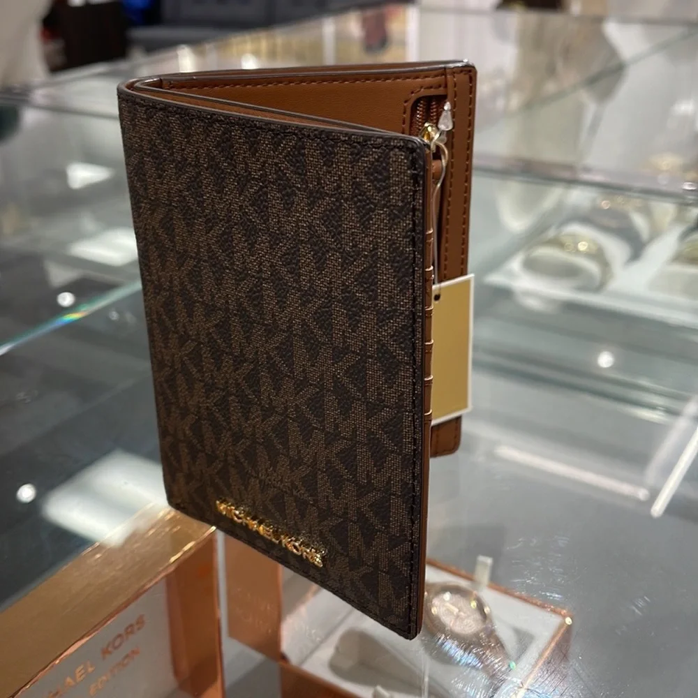 Michael Kors Jet Set Travel Passport Wallet Brown Signature/Golden-Tone Hardware